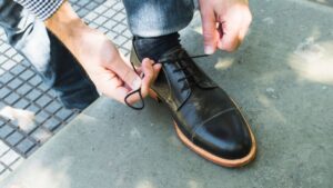 Como alargar sapatos de couro sintético