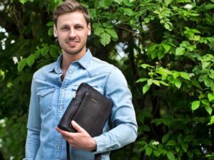 Bolsas masculinas de couro: mais que uma carteira, menos que uma maleta