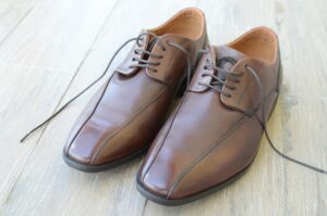 Sapato derby com detalhes em tecido da Vocca
